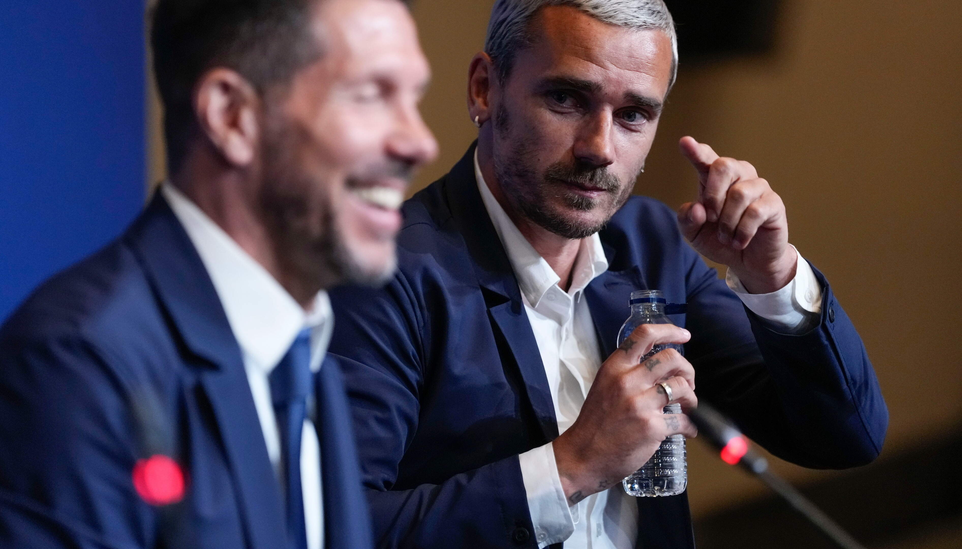 Atlético-trainer Diego Simeone brengt eresaluut aan afscheidnemende Antoine Griezmann: ’Bedankt voor alles wat je ons gegeven hebt’